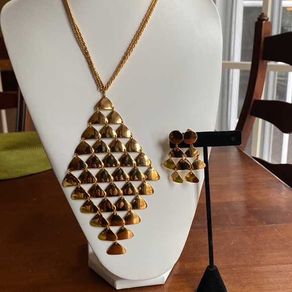 Vintage Vendome Couture, Diamond Shape, Fish Scales, Bib Necklace & Earrings Set - Picture 13 of 13